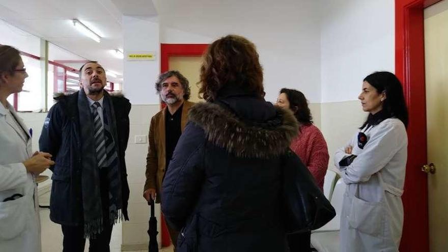 Visita del gerente del área sanitaria de Vigo con el alcalde al centro de salud de As Neves.  // D.P.