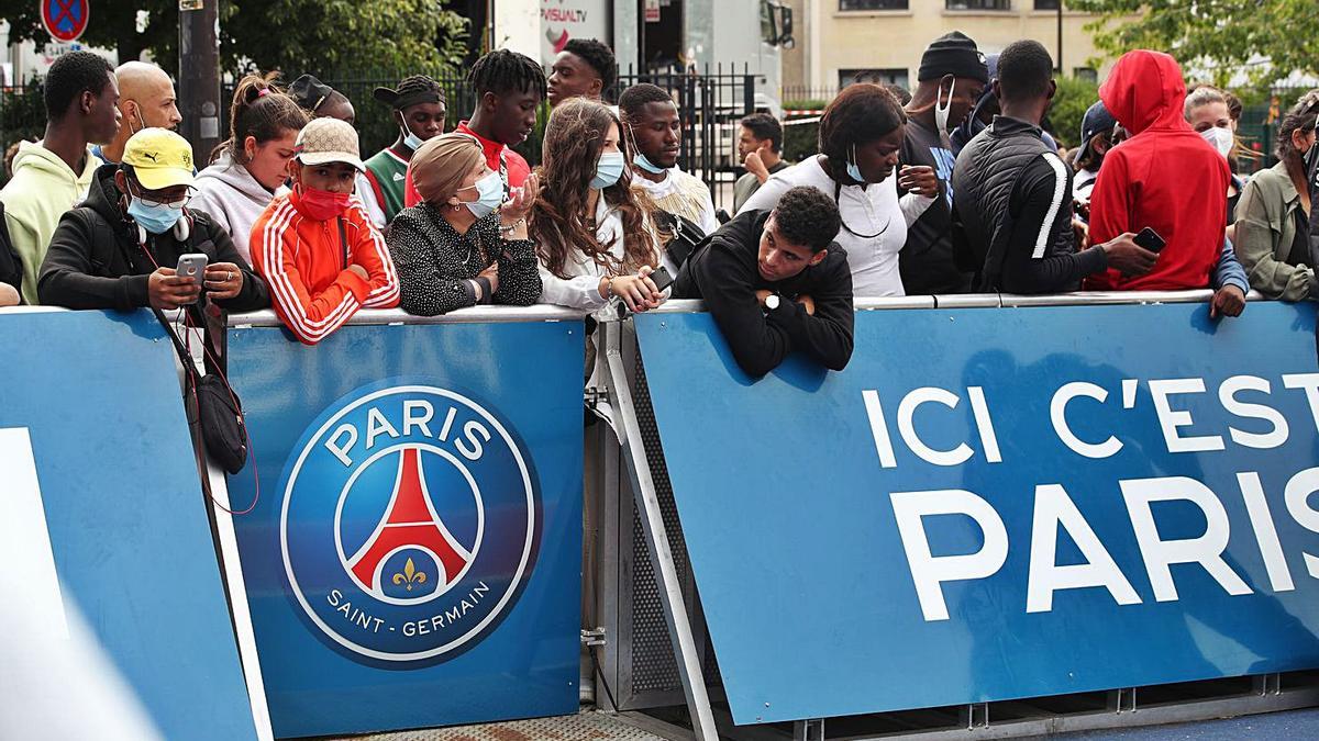 L’afició del París Saint-Germain espera Messi als afores del Parc dels Prínceps  | YVES HERMAN/REUTERS