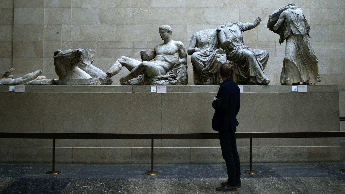 Un hombre observa los Mármoles del Partenón en el British Museum