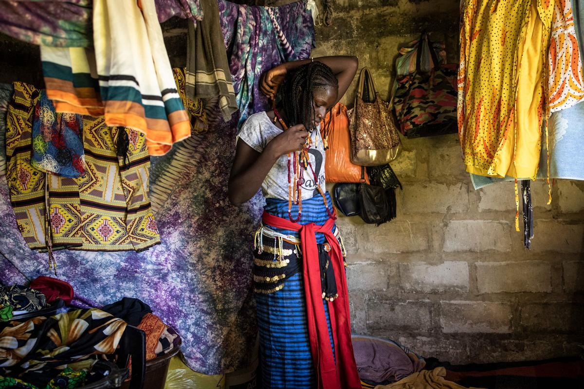 Jóvenes, vestidos con sus trajes tradicionales, asisten a una ceremonia que marca el final del proceso de iniciación anual para hombres jóvenes en Kabrousse, Senegal.