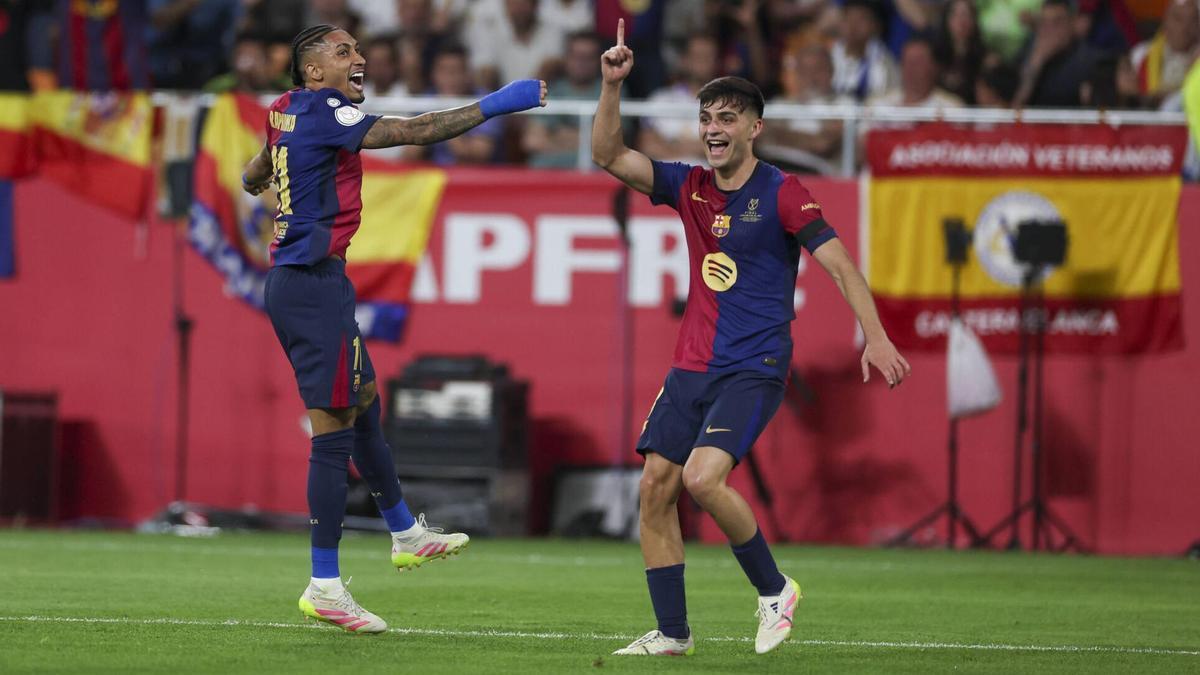 Raphinha and Pedri celebrate the conquest of the Copa del Rey in the final of Seville against Madrid,