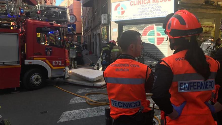 Dos heridos tras lanzarse de un tercer piso para huir de un incendio en Murcia