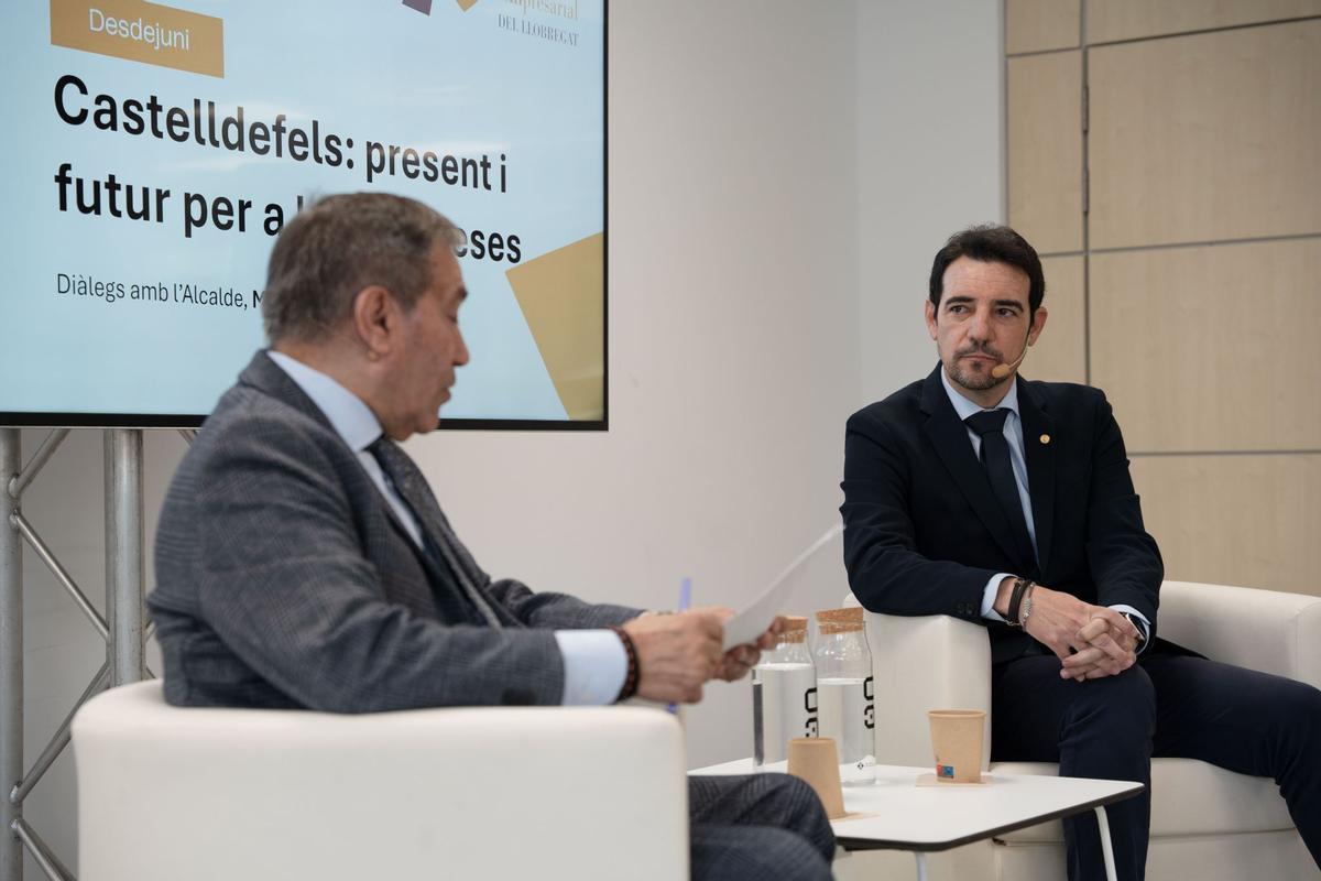 Santiago Ballesté, presidente de la patronal AEBALL, y Manu Reyes, alcalde de Castelldefels, durante una charla organizada por el Fòrum Empresarial del Llobregat.