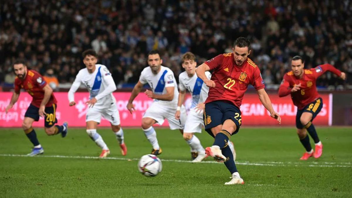 Sarabia dispara el penalti que ponía por delante a España en Grecia.