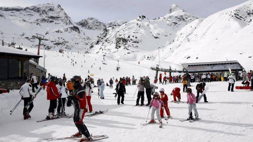 Un esquiador, grave después de colisionar con una moto de nieve