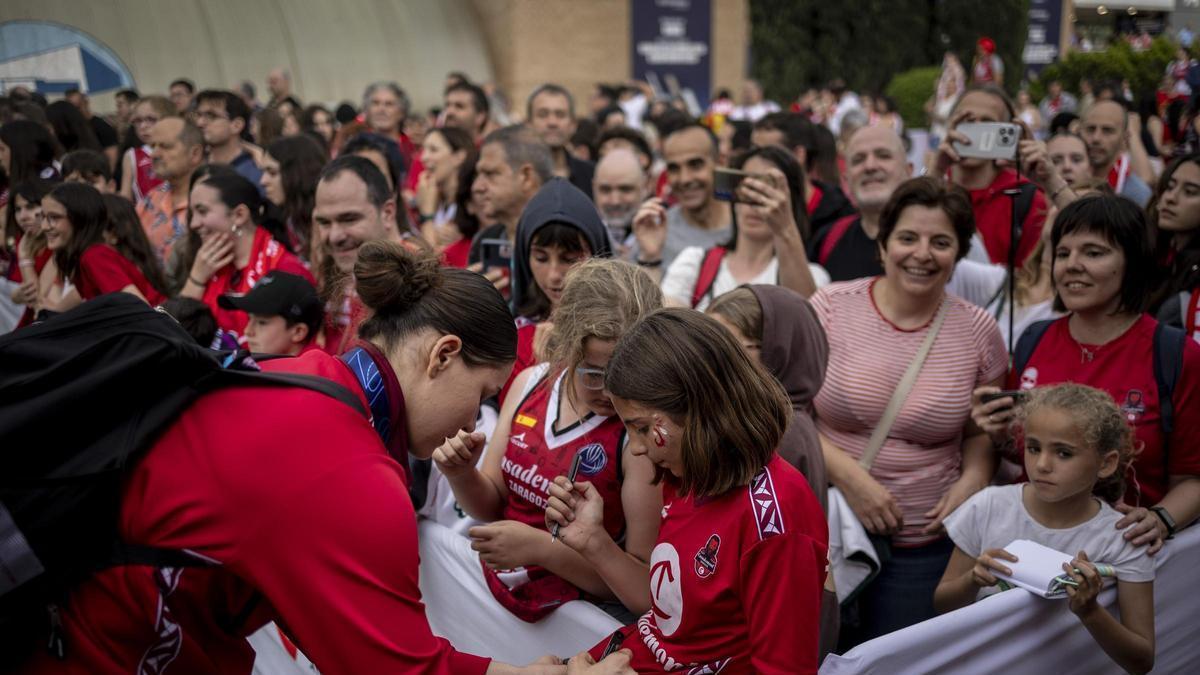 Nerea Hermosa firma la camiseta de una joven aficionada del Casademont