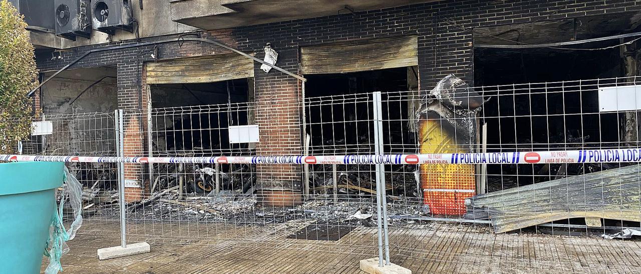 Ventanas, balcones y aparatos de aire acondicionado quedaron completamente abrasados por el incendio del bajo comercial. | RUBÉN SEBASTIÁN