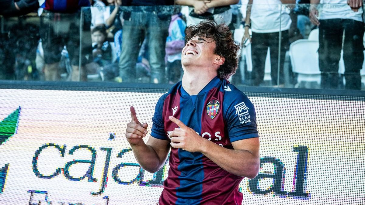 Carlos Álvarez celebrando su gol decisivo en Burgos para el ascenso a Primera División