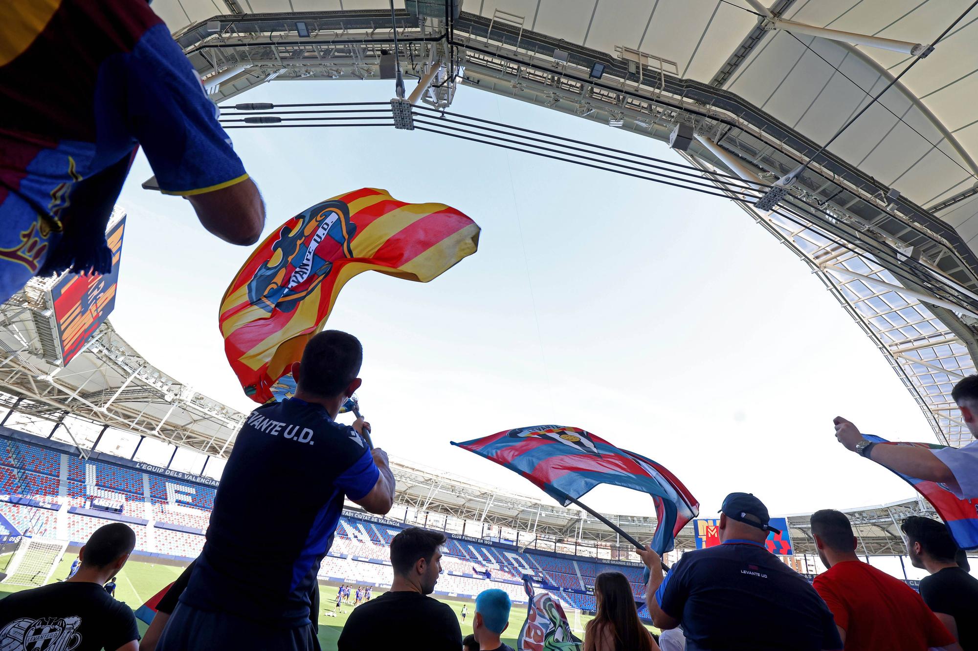 Ambiente de Primera en el entrenamiento a puertas abiertas