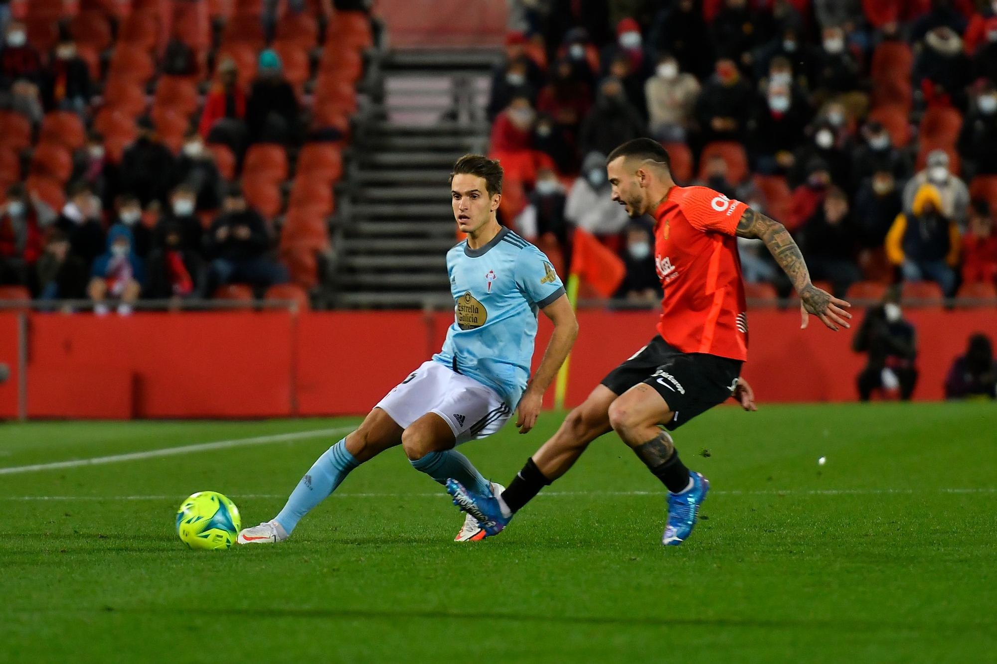 Las mejores imágenes del partido (y del viento) entre el Mallorca y el Celta