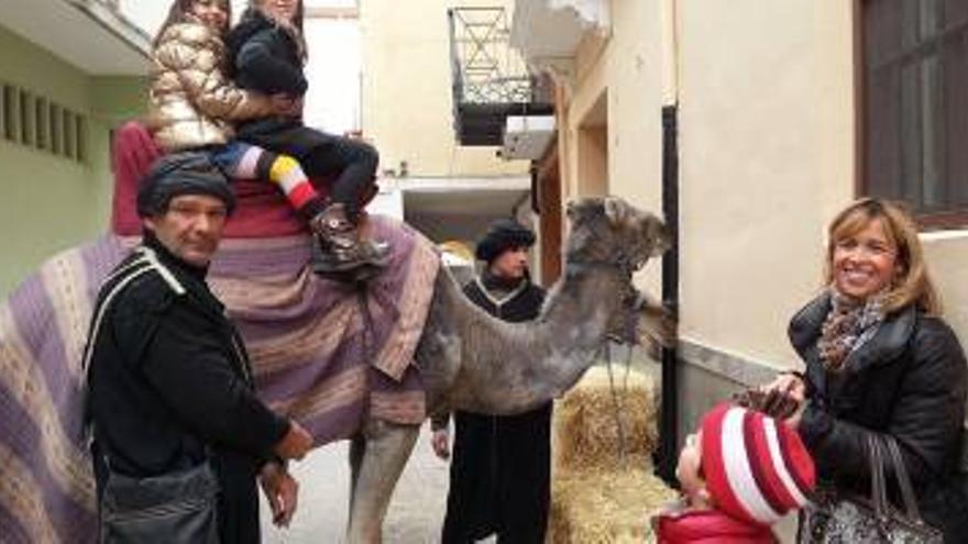 Almassora desafía al frío y sale a la calle por Sant Andreu