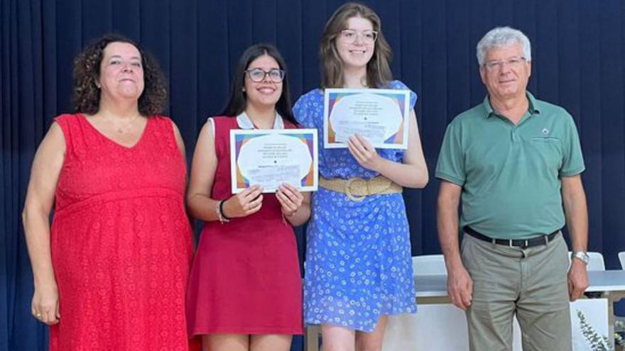 El sector de la pizarra premia a 4 alumnos por sus buenas notas