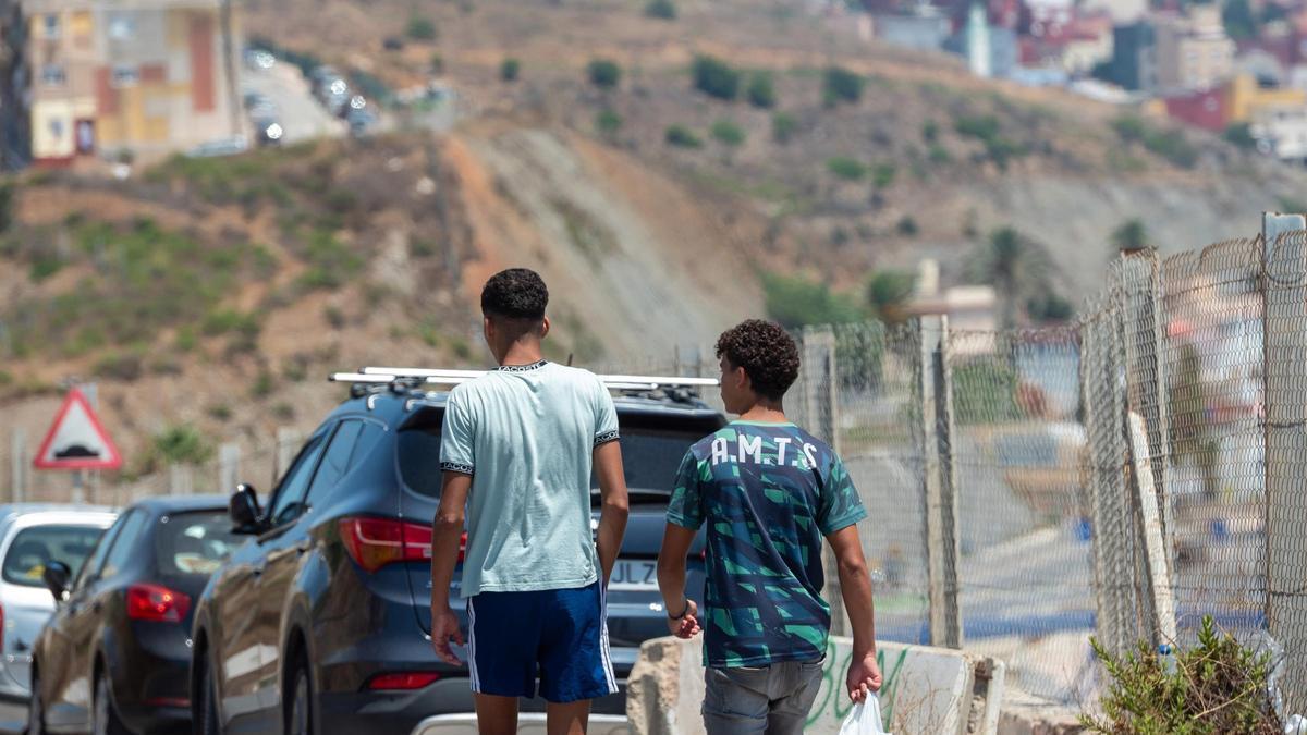 Extremadura recurre el traslado de menores migrantes no acompañados desde Canarias y Ceuta