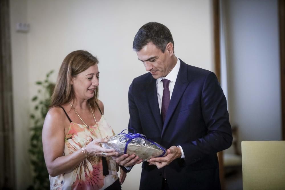 Francina Armengol recibe a Pedro Sánchez en el Consolat de la Mar