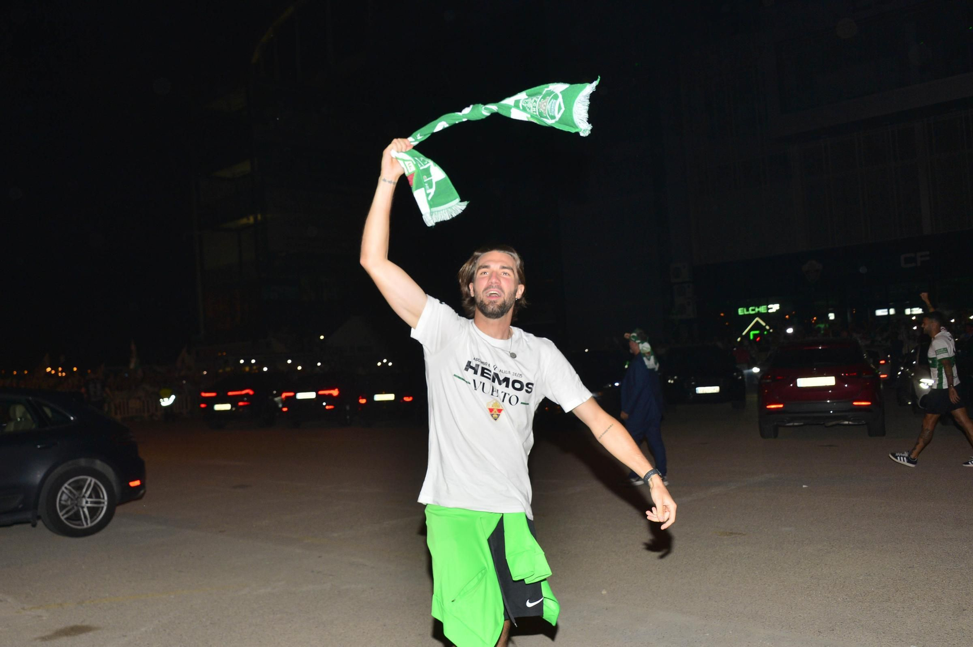 La afición del Elche recibe a los héroes del ascenso a su llegada al Martínez Valero