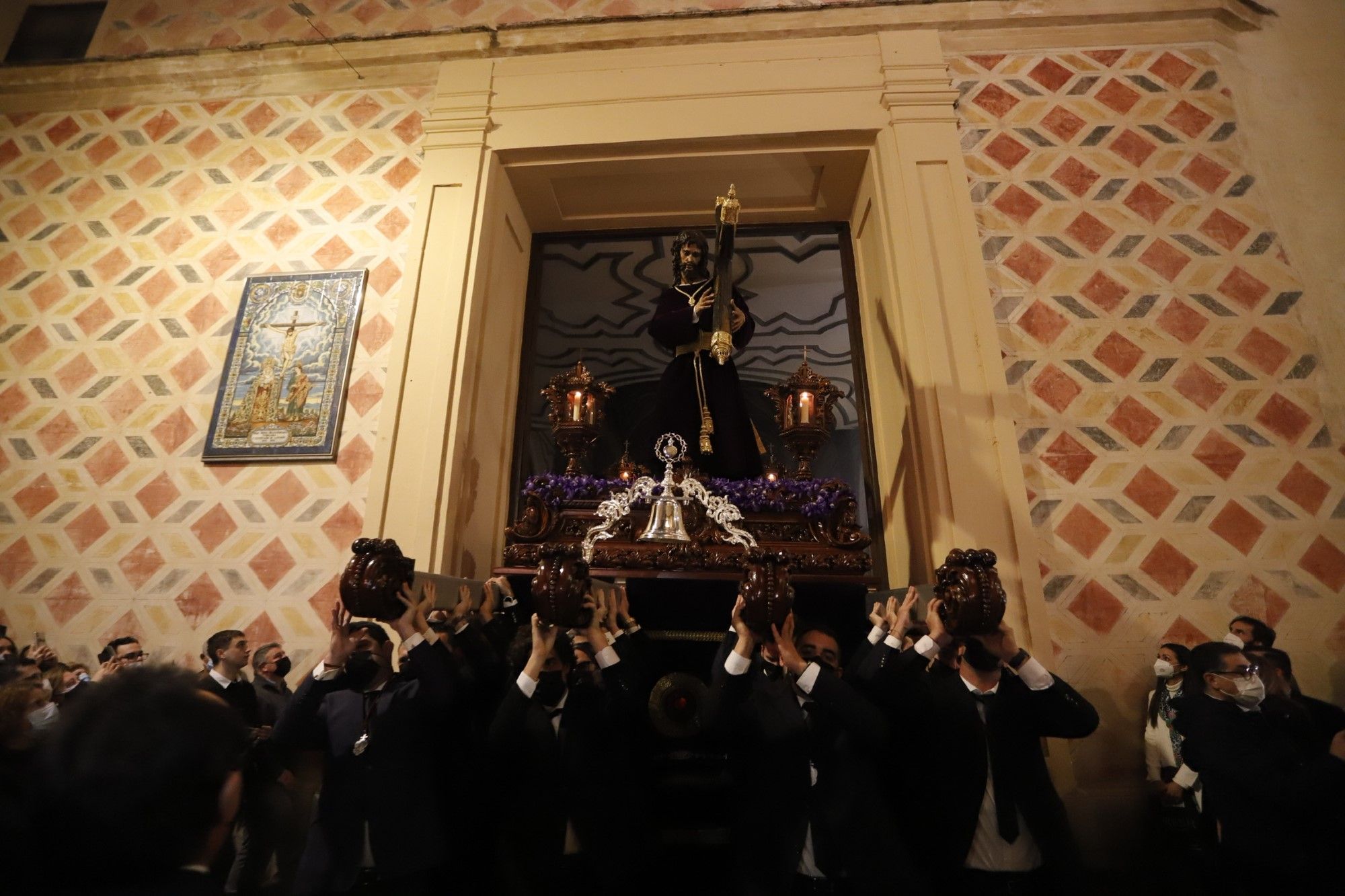 La archicofradía de la Pasión saliendo de la iglesia de San Juan Bautista