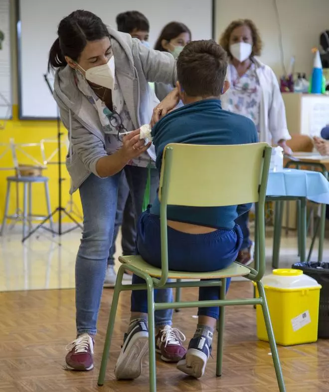 Los contagios en niños de 5 a 11 años y las aulas confinadas se duplican en dos semanas