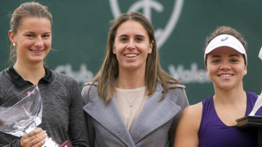 Anabel Medina, con las finalistas del torneo en la entrega de trofeos