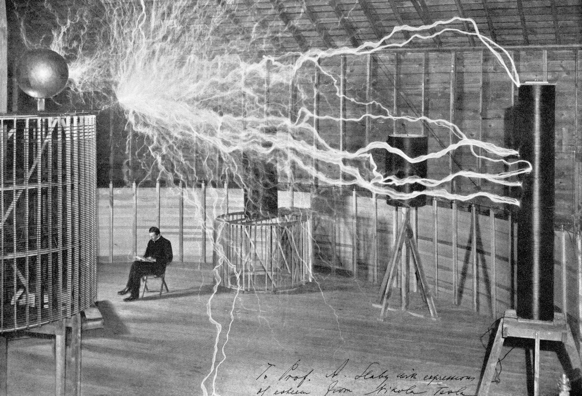 Nikola Tesla en su laboratorio de Palm Springs.