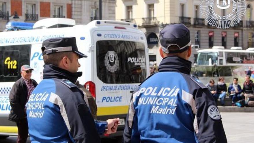 Herido un policía municipal arrastrado por el coche de unos ladrones en Vallecas