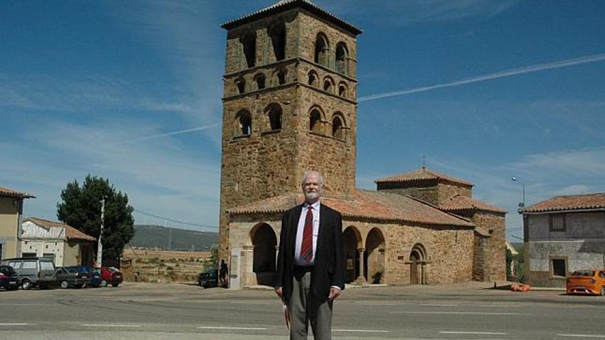 John Williams, experto en códices, ante la iglesia de Santa María donde se iniciarán las catas arqueológicas.