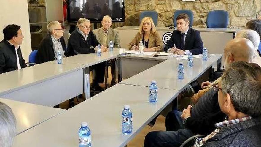 Reunión de usuarios del Isfas de Vigo con Muñoz y Fidalgo. // FdV