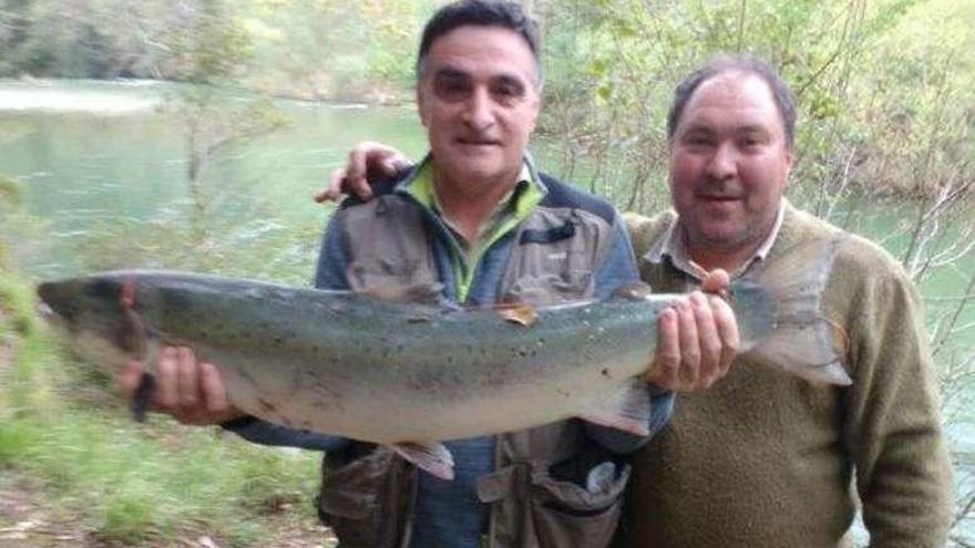 Avelino Vigil Fonseca con el campanu del Deva, junto al también poleso Joaquín Fanjul Gutiérrez.