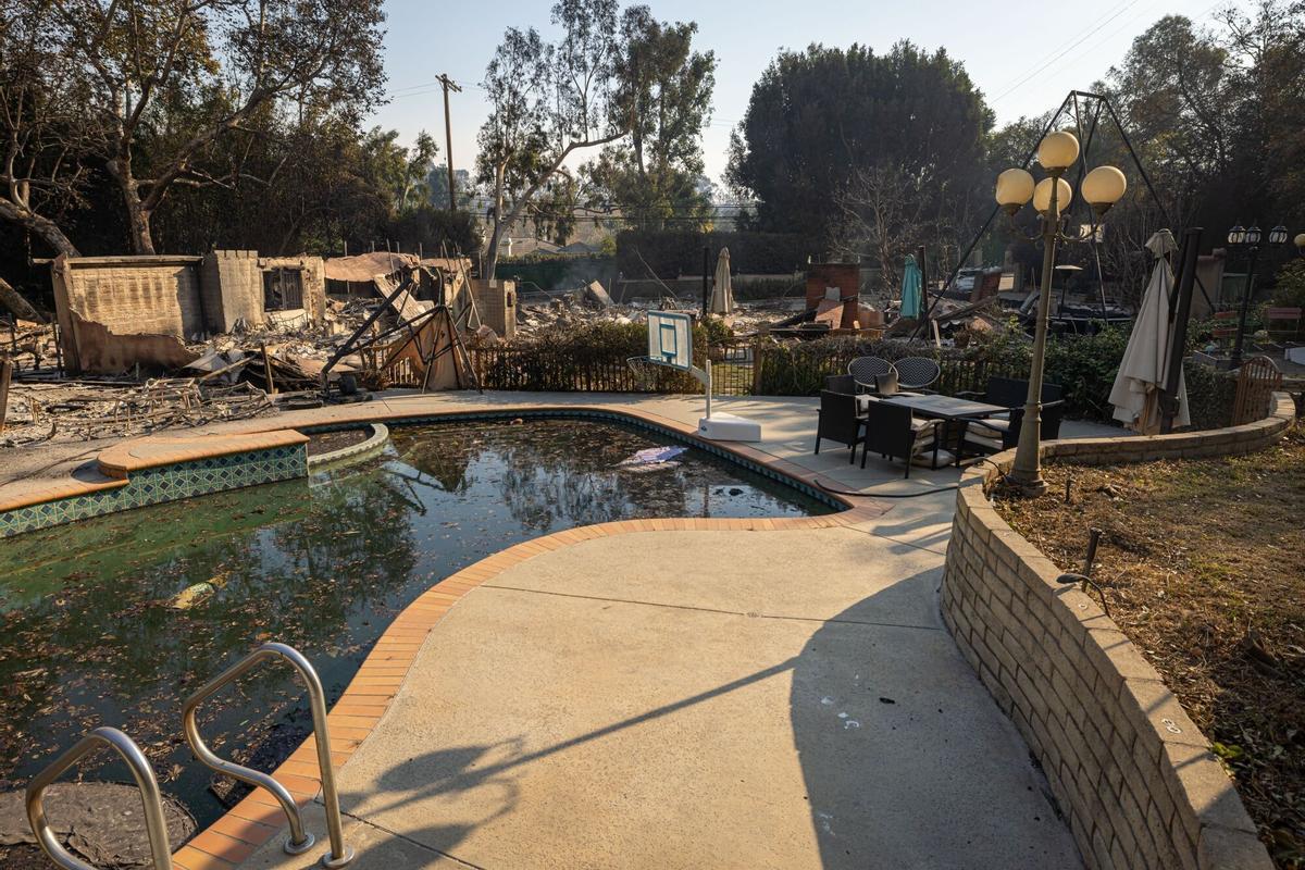 Devastación en las calles de Los Ángeles tras el fuego