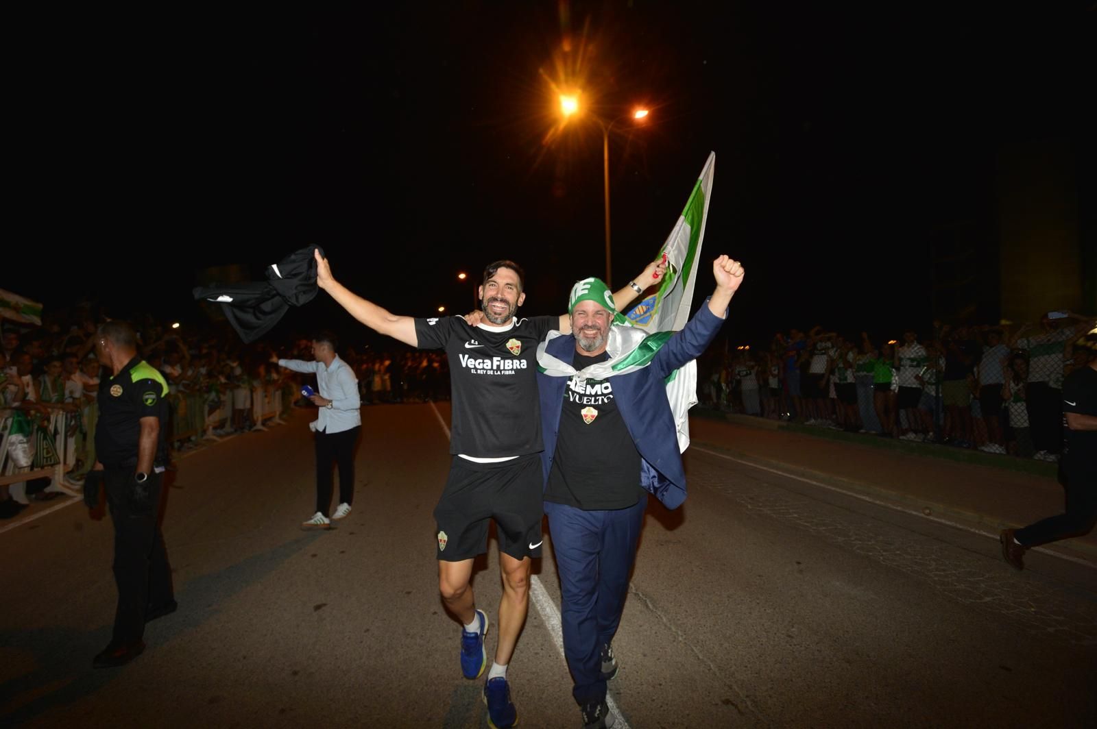 La afición del Elche recibe a los héroes del ascenso a su llegada al Martínez Valero