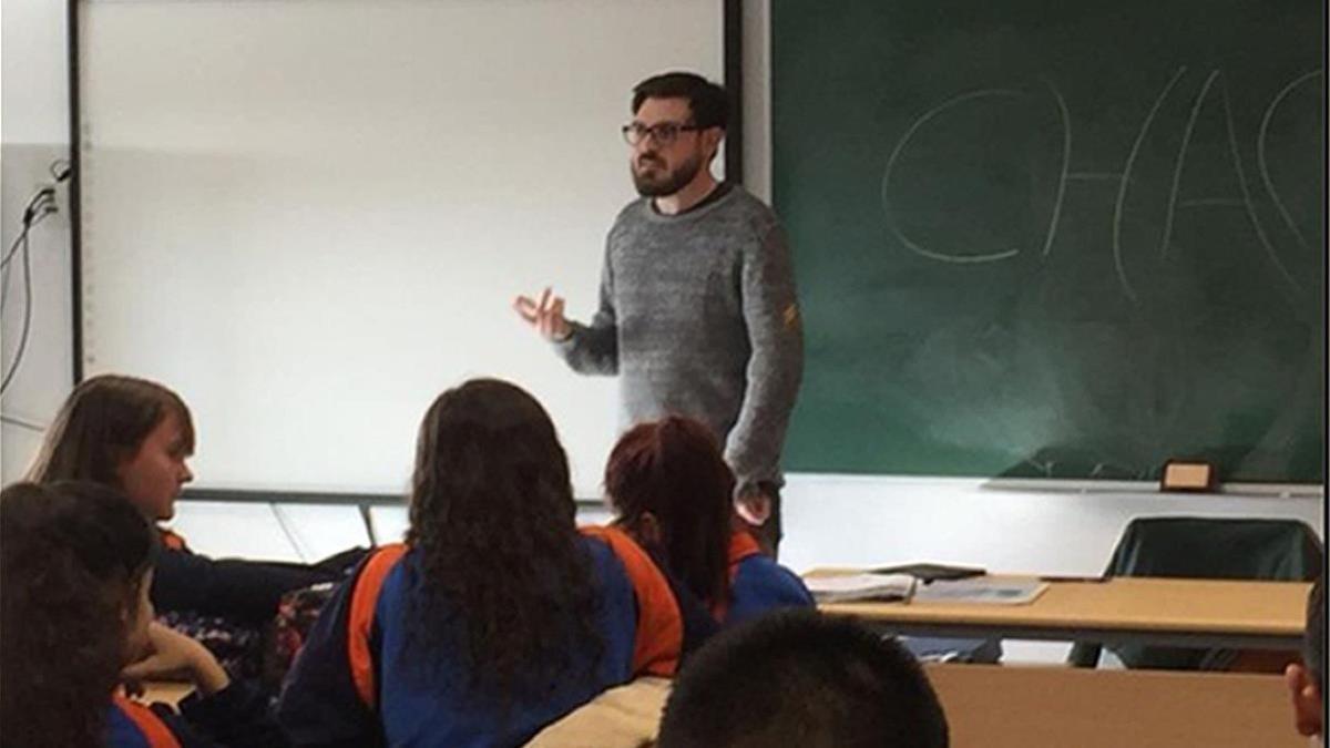 víctima terrorismo colegio charla