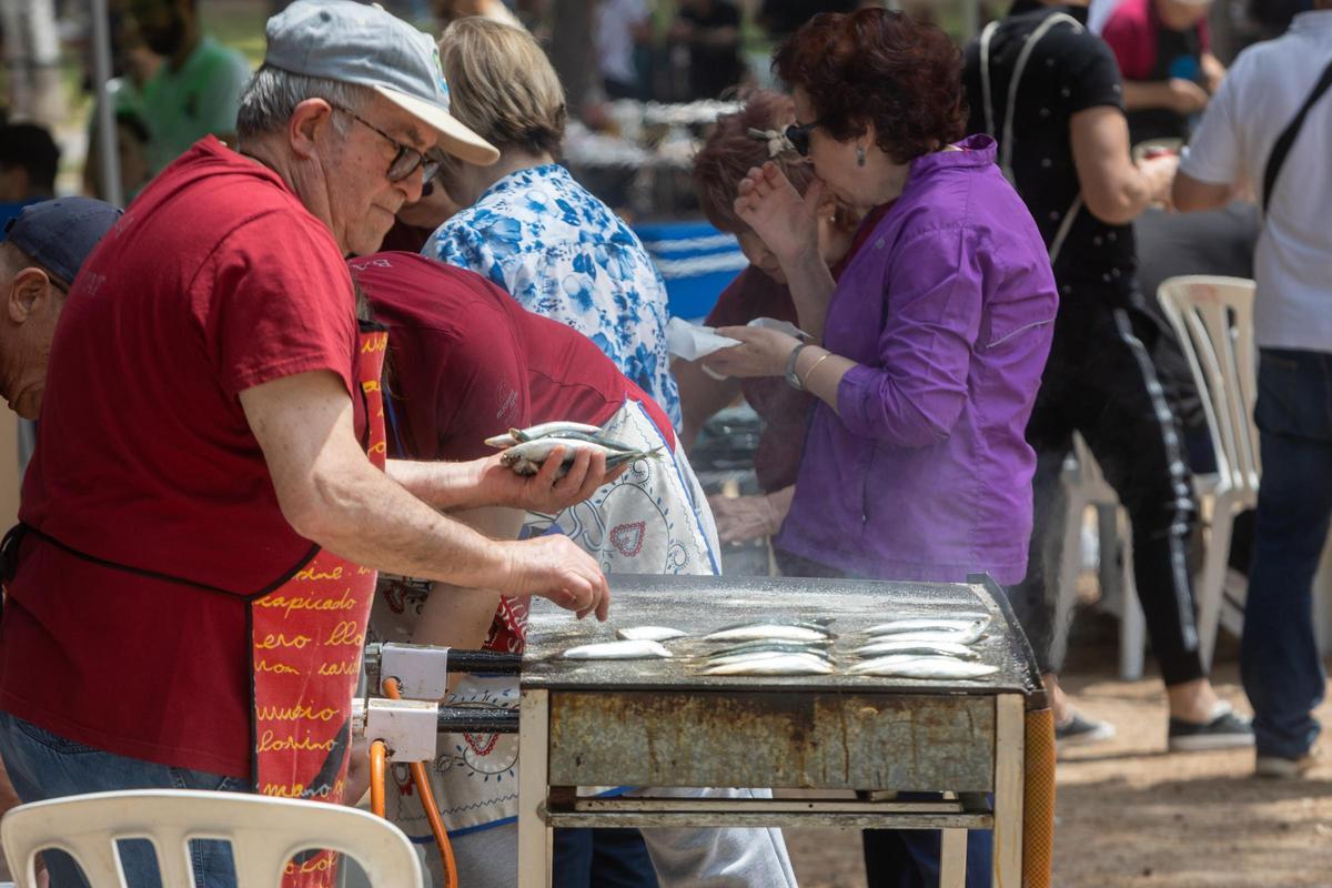 Desfile de politicos en las paellas de Hogueras en el parque Lo Morant de Alicante