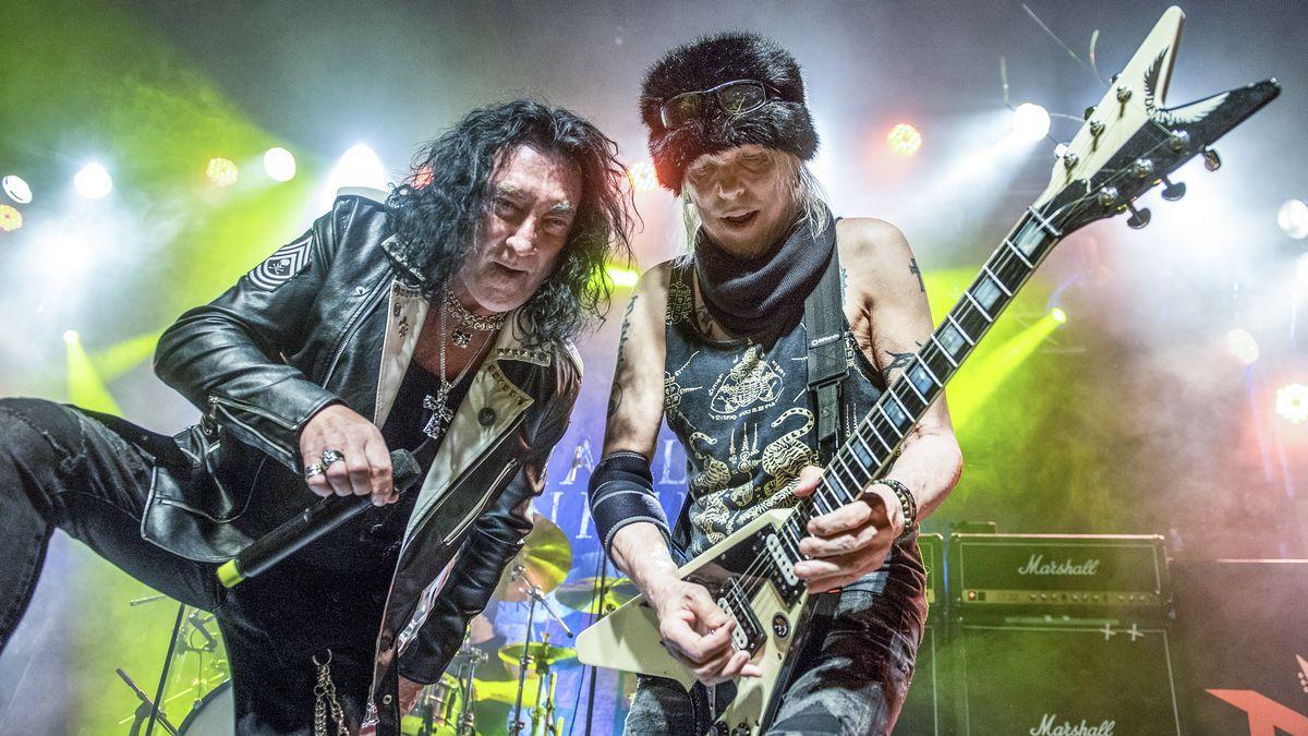 Michael Schenker, junto al cantante Robin McAuley, en la sala Salamandra de Barcelona.