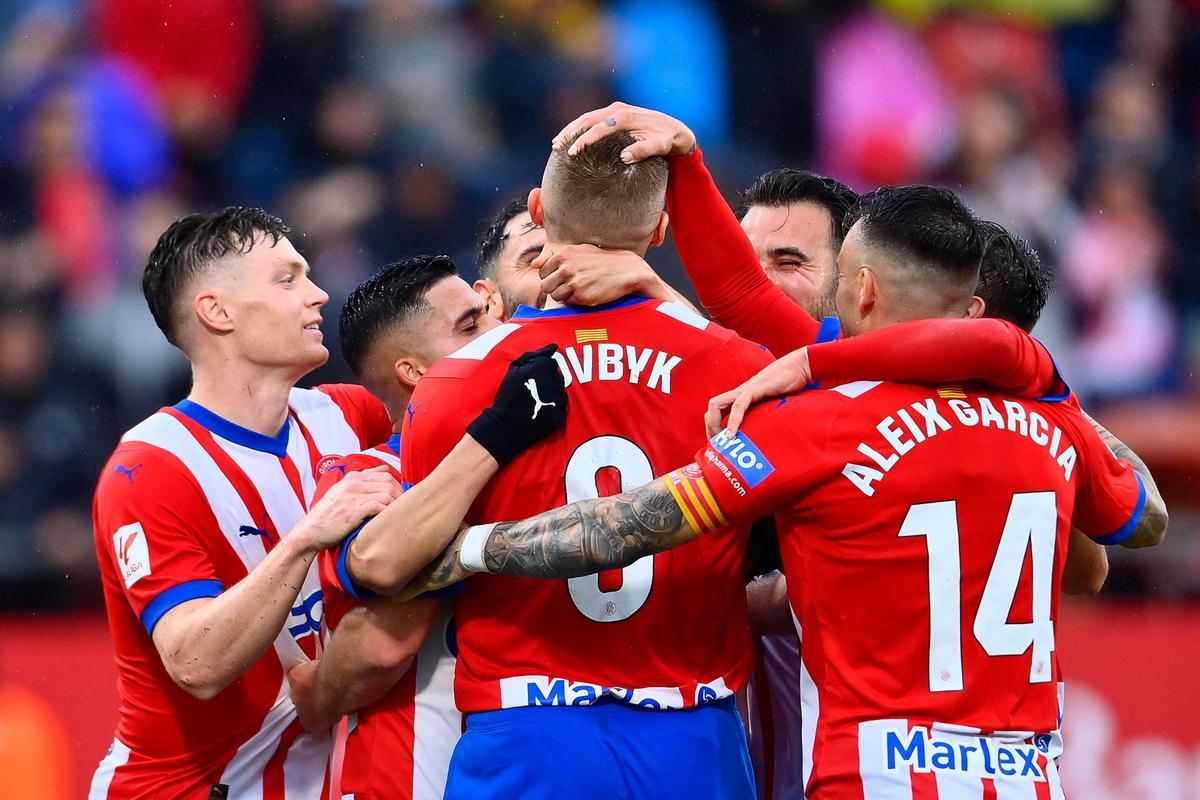 Dovbyk es felicitado por sus compañeros tras marcar el penalti que era el 1-0 del Girona al Betis en Montilivi.
