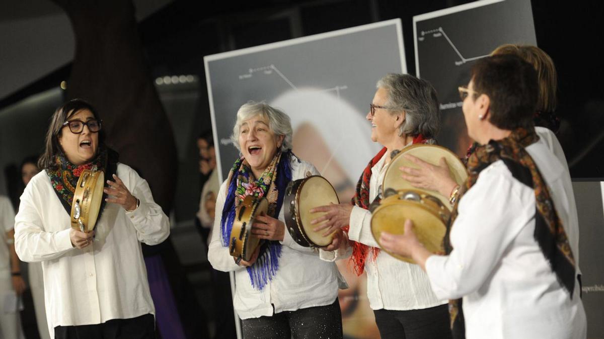 Pandereteiras Ponte da Prata en plena actuación. |  Bernabé/Javier Lalín