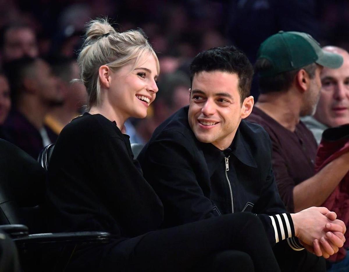 Rami Malek y Lucy Boynton, juntos en un partido de los Lakers