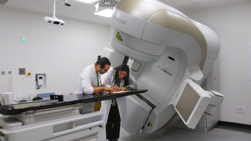 El Hospital Regional de Málaga incorporará un nuevo acelerador lineal que permitirá tratar a 500 pacientes con cáncer