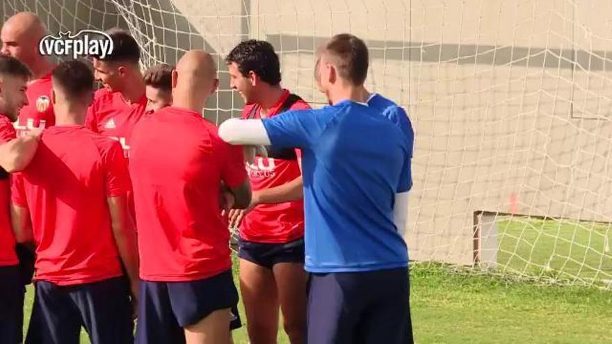 Corrillo de felicitación para Eugeni y Neto