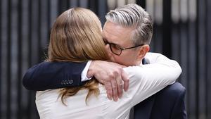 Starmer anuncia su dimisión como primer ministro del Reino Unido. En la foto, Keir Starmer, abraza a su esposa Victoria tras realizar una declaración en Downing Street, Londres.