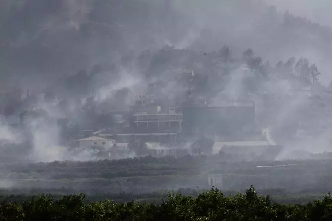 Desalojan la Vilavella ante la amenaza de las llamas del incendio en la Vall