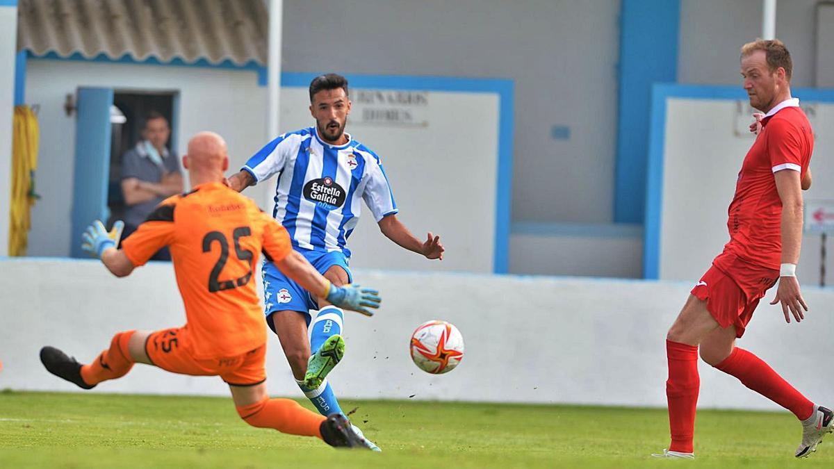 Alberto Quiles remata ante el portero local Tomy. |  // RCD 