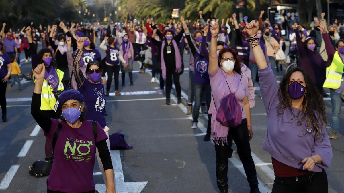 Baile feminista por el 8M en el Paseo del Parque de Málaga