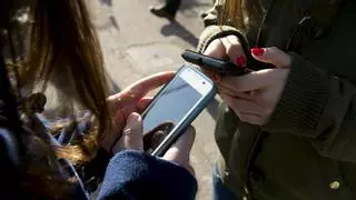 La Asamblea prevé iniciar el estudio sobre el uso de los móviles escuchando a un grupo de adolescentes
