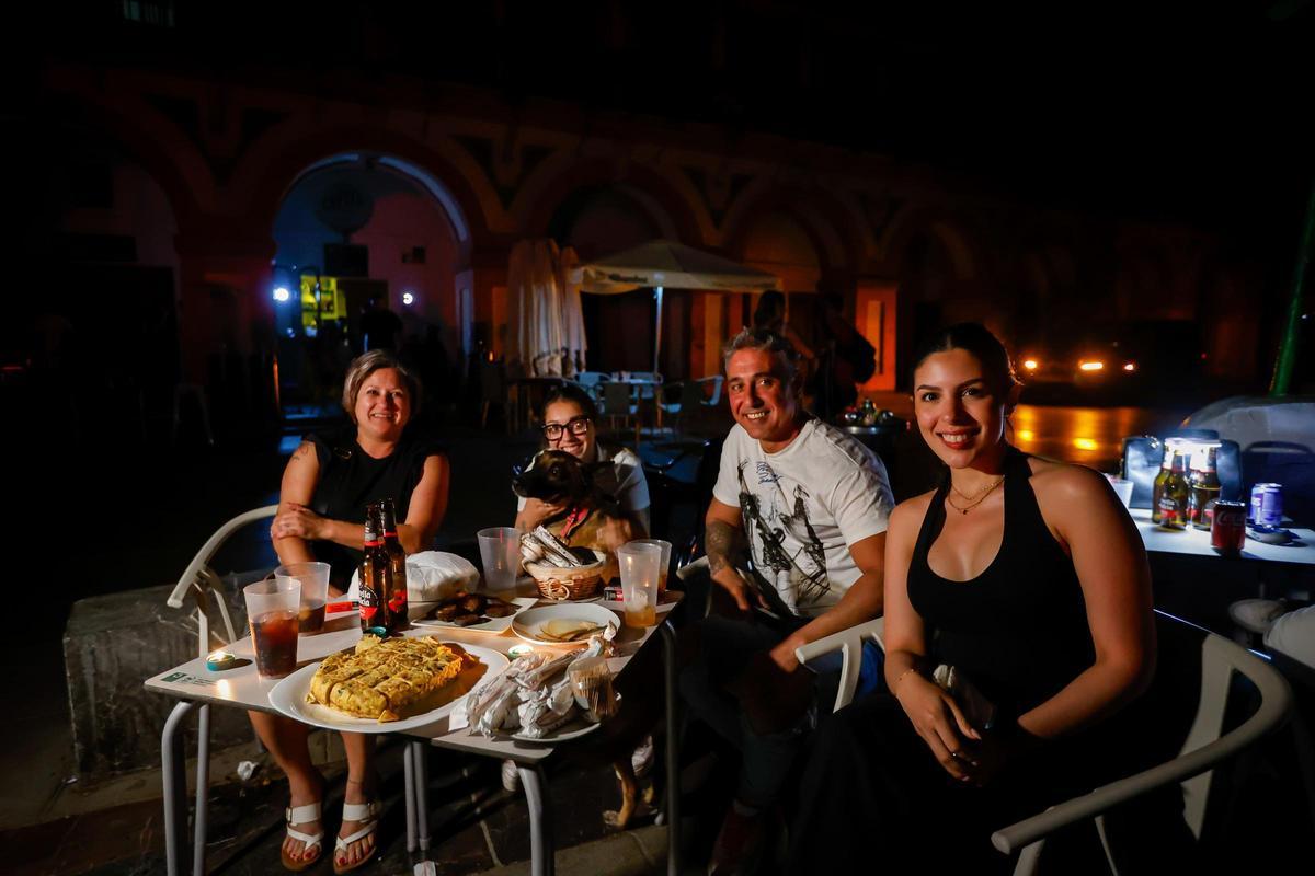Un grupo de cordobeses cenando en La Corredera.