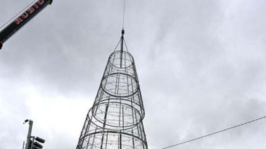 Un gran árbol de navidad luminoso ya se levanta en la Praza de España