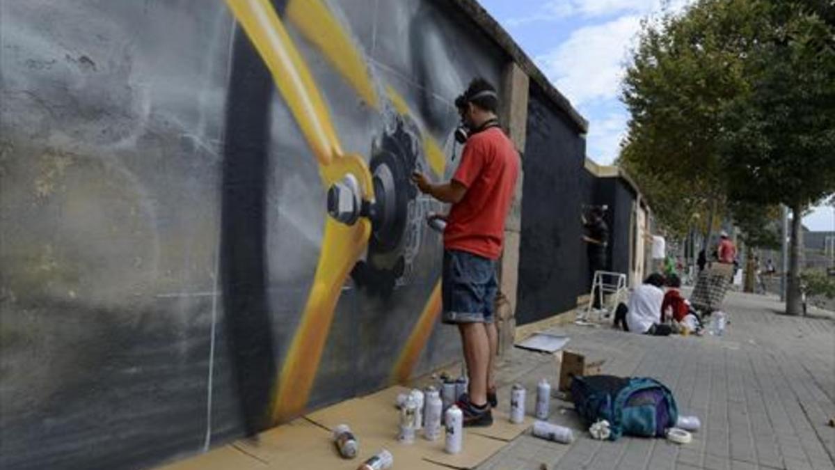 El grafitero francés Flow pintando sobre un muro