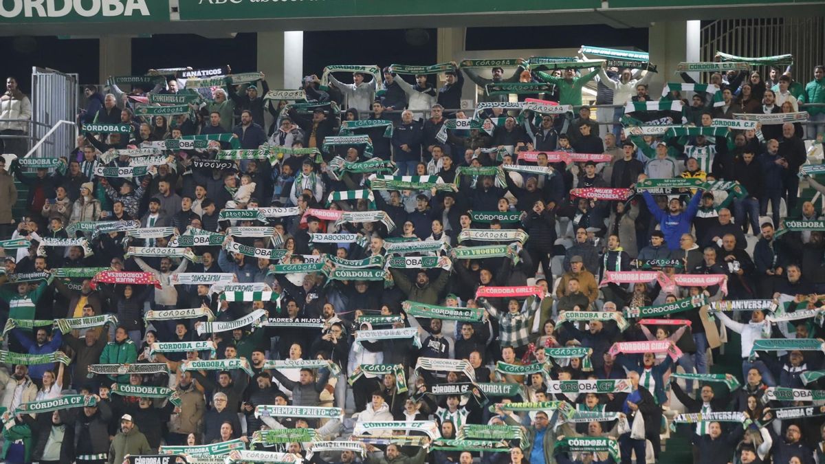 El público anima al Córdoba CF en El Arcángel.