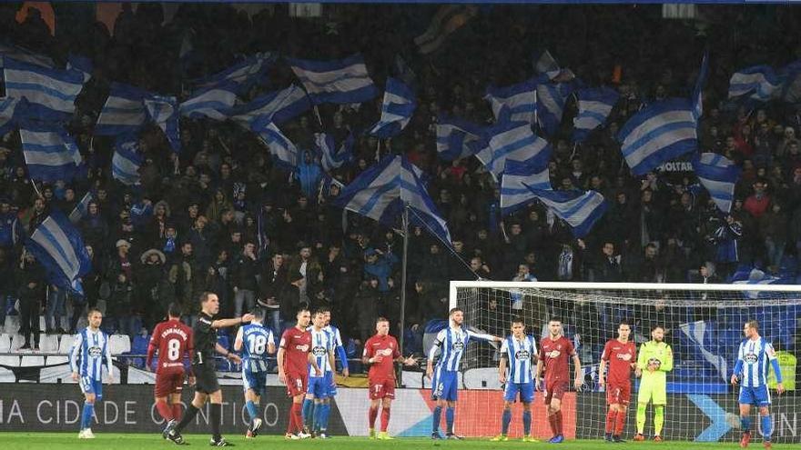 Riazor, entre el lleno y la protesta