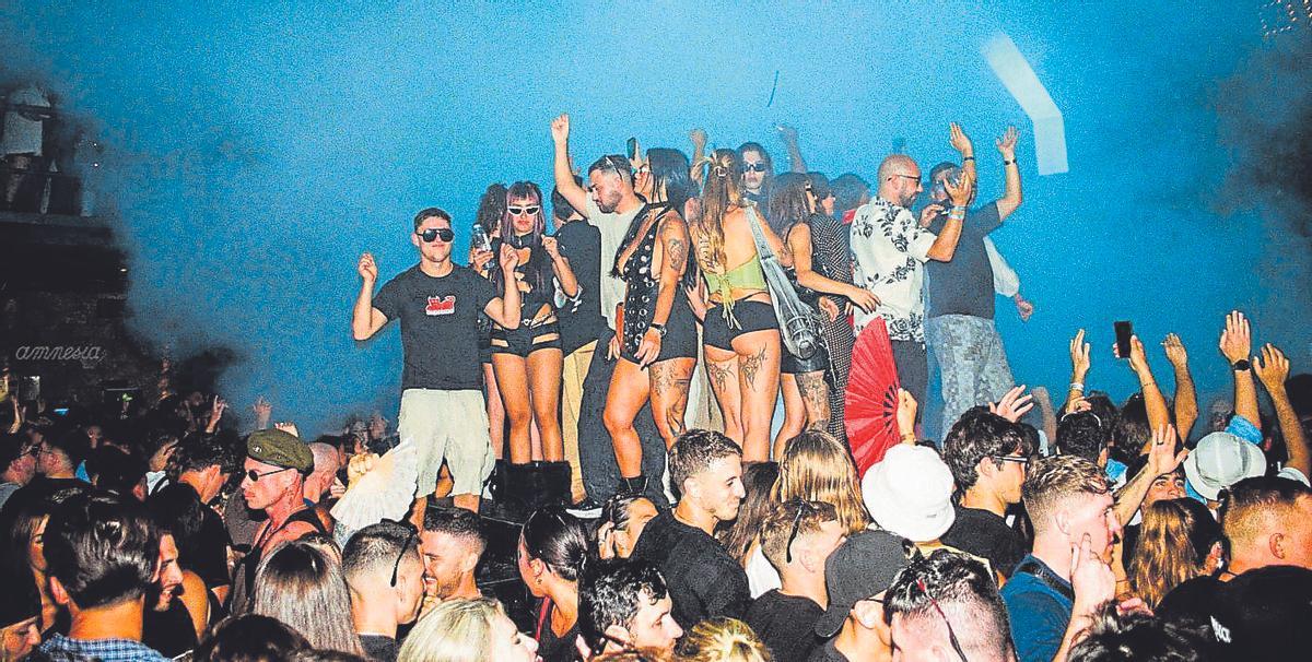 Imagen de la fiesta de apertura de Amnesia Ibiza en 2026.