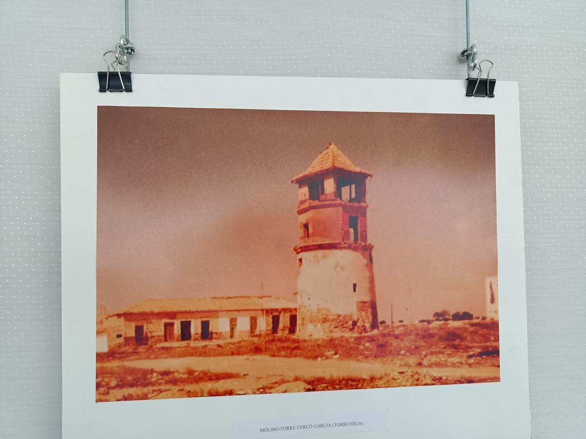 La Torre del Molino Torre del Cerco García, en su día junto al casco urbano de Torrevieja, en una imagen de la exposición