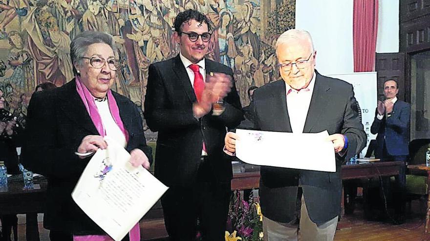 María Dolores y Javier Vila muestran el diploma que acredita la concesión del título y que les entregó Tomás del Bien.